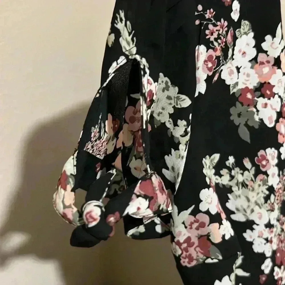 Abercrombie & Fitch floral V neck - Picture 4 of 5